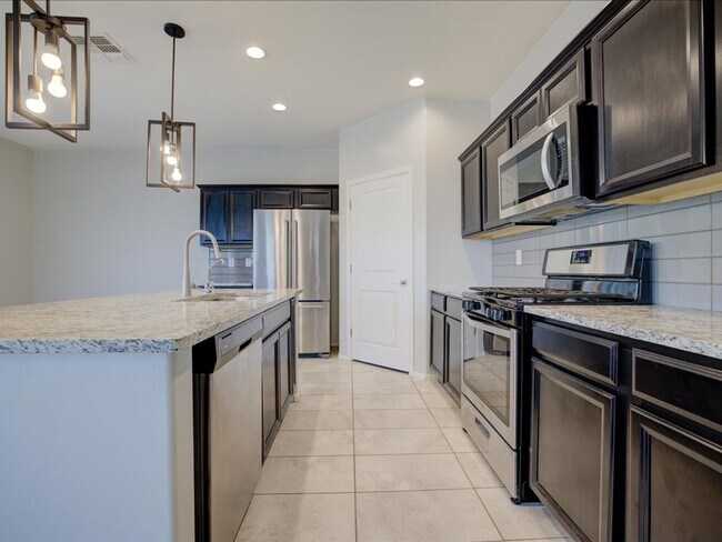 Building Photo - 3 Bedroom 2.5 Bathroom