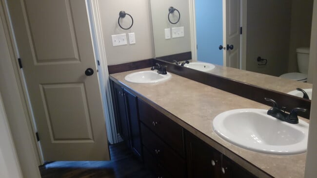 Building Photo - 3 bedroom 2.5 bath Rock Creek Town Home wi...