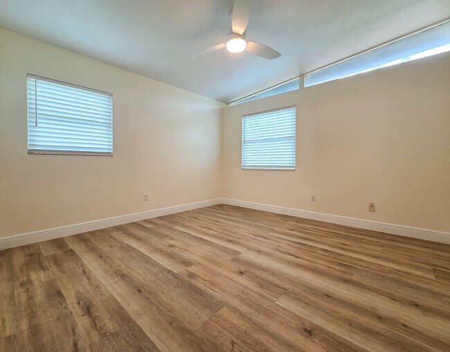 Building Photo - Beautifully Renovated 3/2 in Madison Park