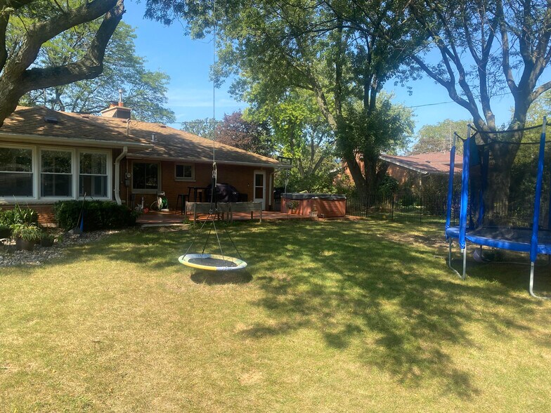 Building Photo - 3600 Goetz Dr