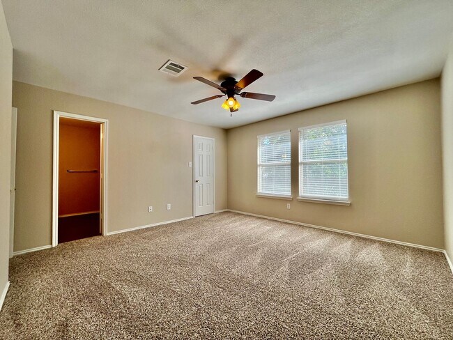 Building Photo - 2200 Lookout Ln