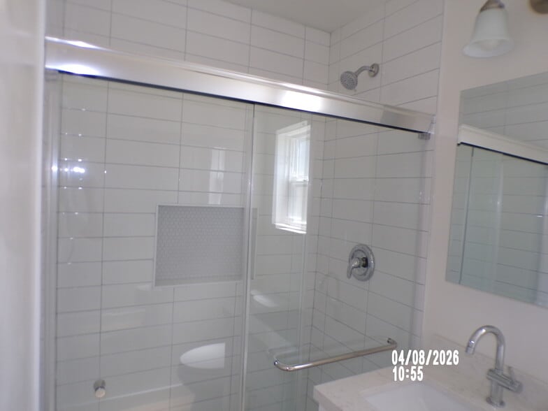 Building Photo - 2000 E 8th St