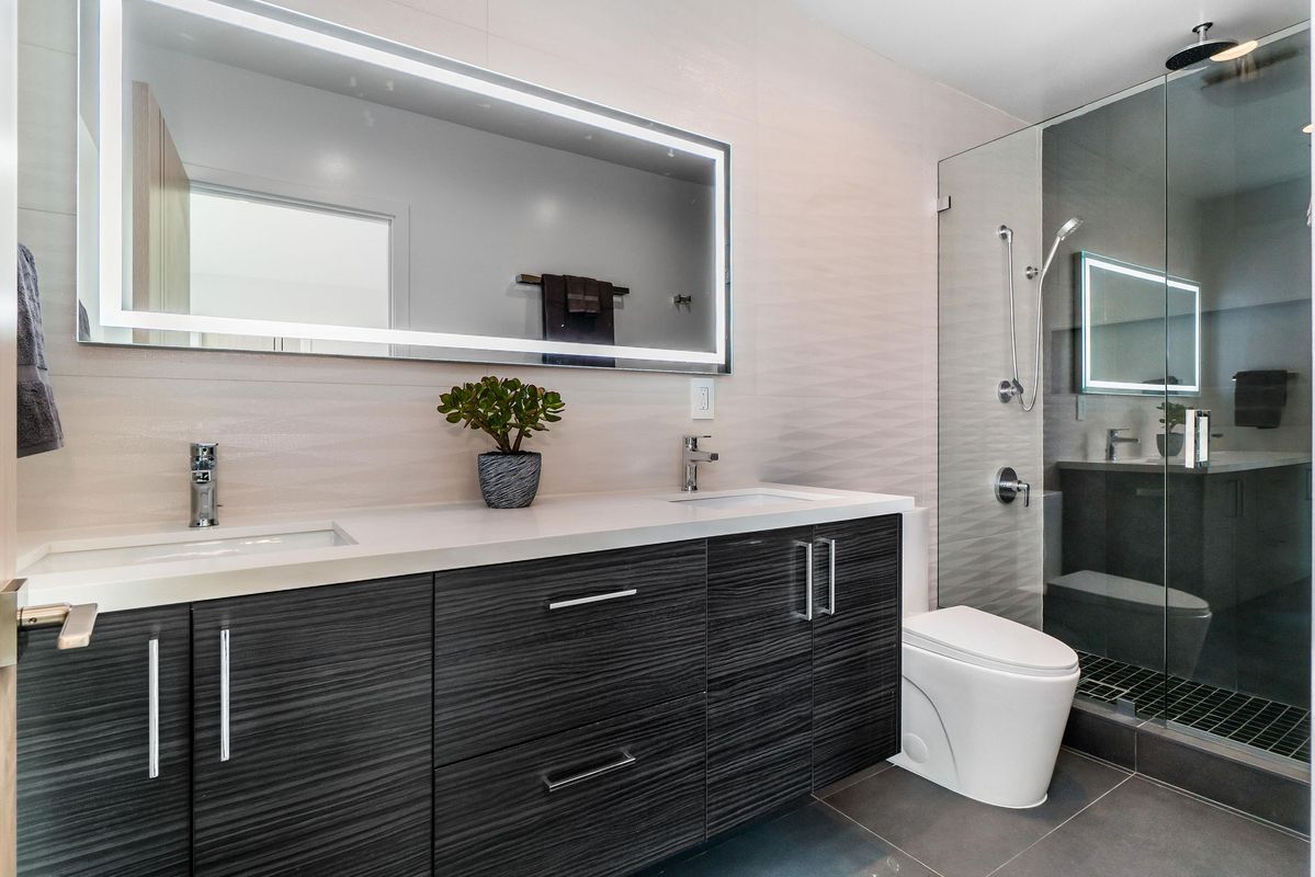 Building Photo - 2611 S Bentley Ave