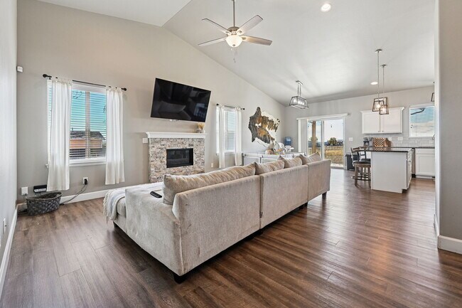 Building Photo - 1140 E Dove Creek Dr