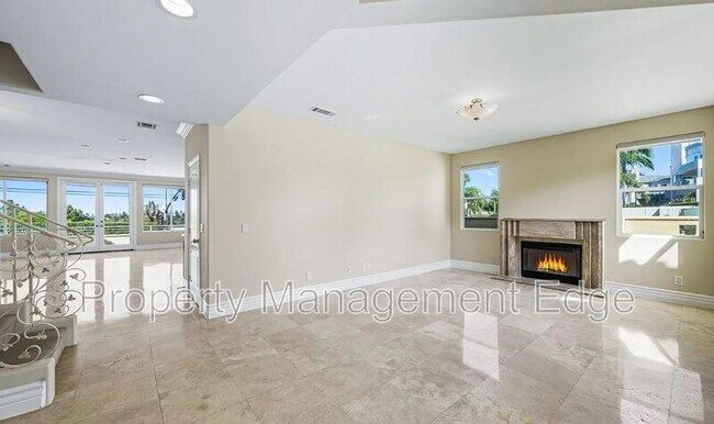 Building Photo - 1107 Las Flores Dr