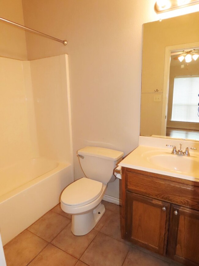 Building Photo - Beautiful 3 Bedroom, 2 Bath Duplex in Lind...