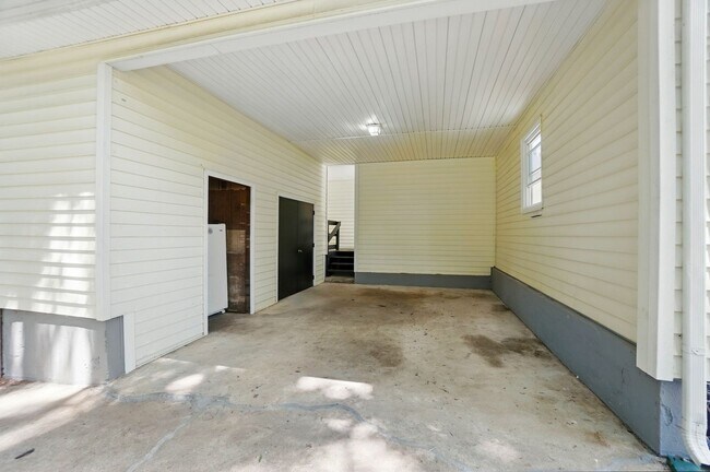 Building Photo - Renovated Gem in Gastonia with Walkout Bas...