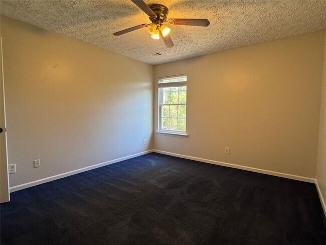 Building Photo - 312 Pieris Dr