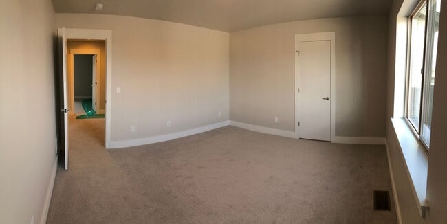 Building Photo - Modern Townhome, Centrally located.
