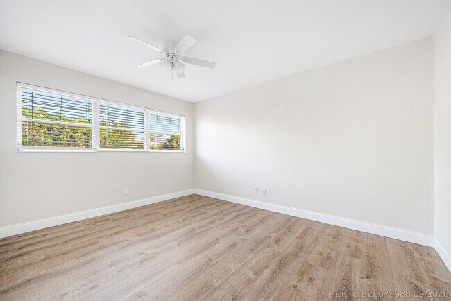 Building Photo - 2455 NE 51st St