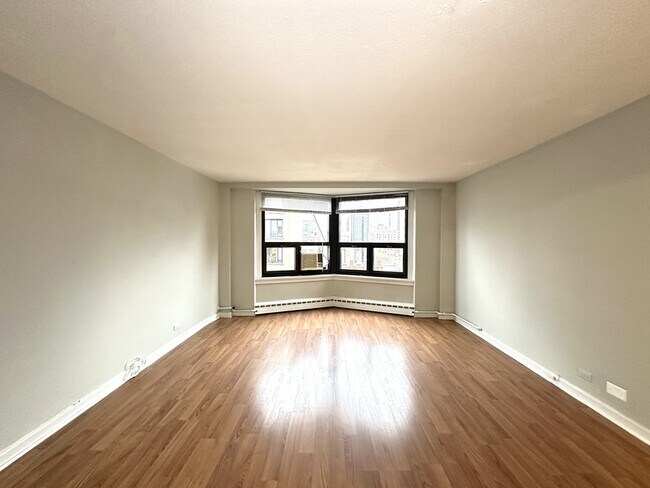 Building Photo - 450 W Wellington Ave