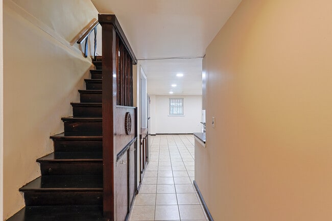 Building Photo - 2421 Vista St