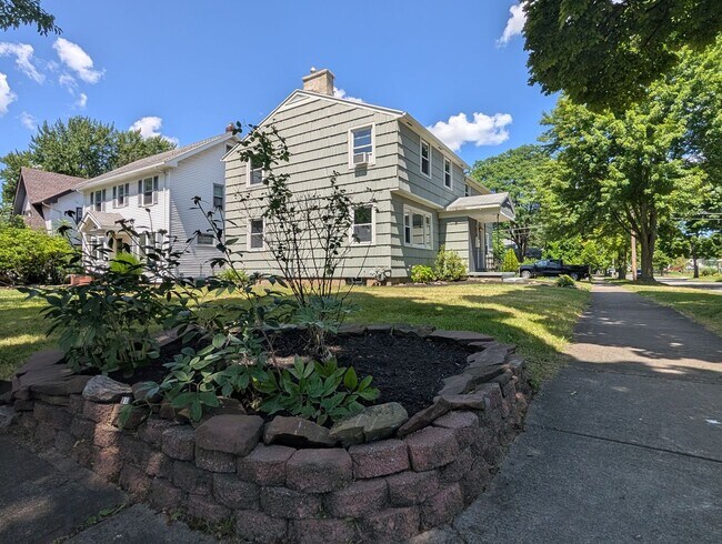 Building Photo - 111 Eastmoreland Dr