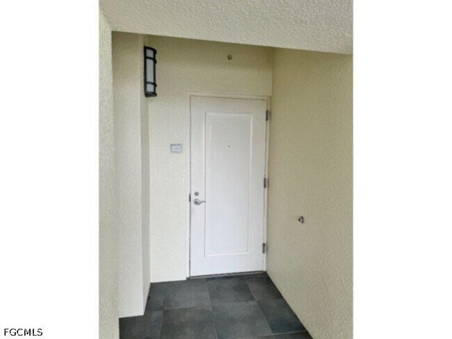 Building Photo - 3000 Oasis Grand Blvd
