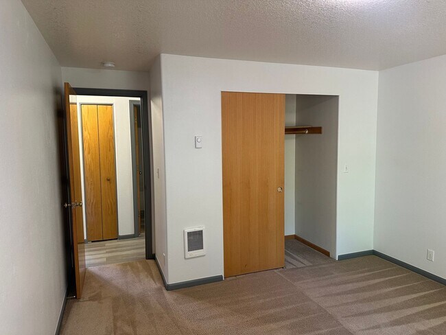 Building Photo - Beautifully updated 3 bedroom, 1 bath house in Eugene!