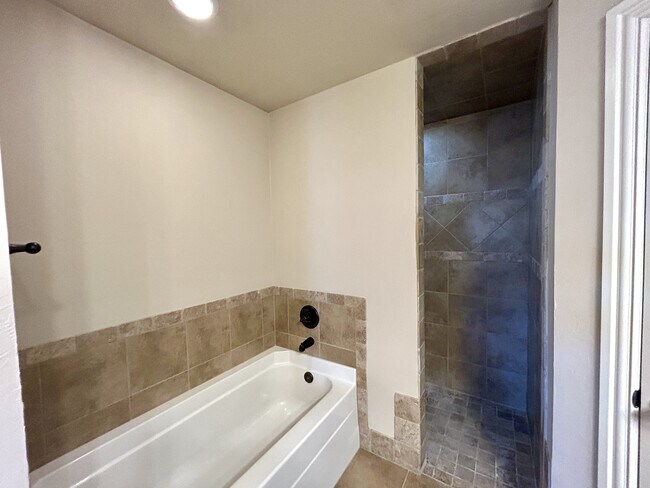 Building Photo - 2407 SW Edinburough Dr