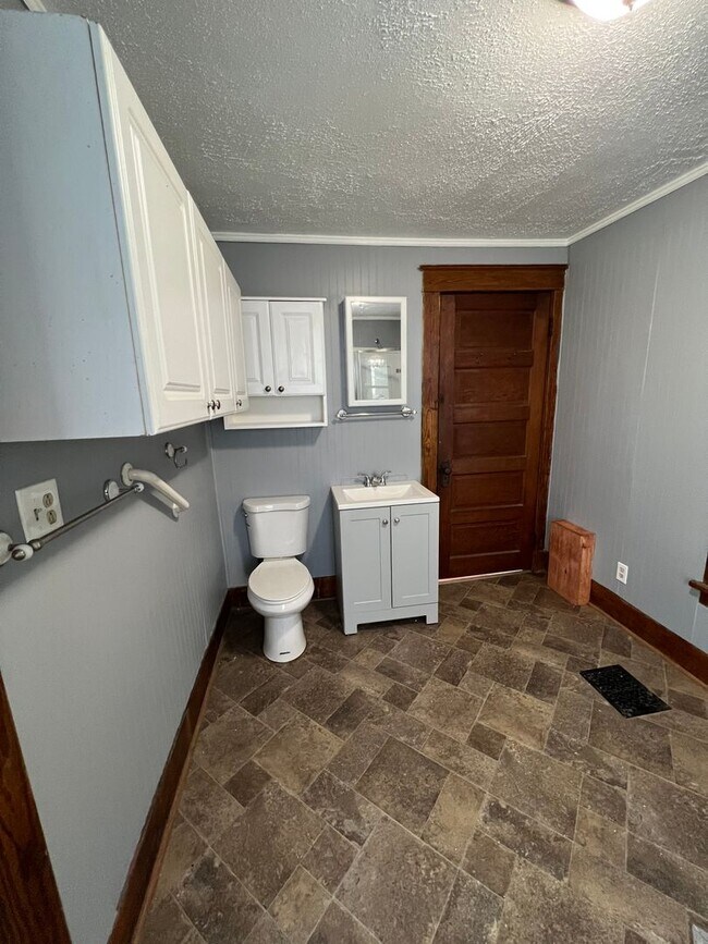 Building Photo - 3 Bed 1 Bath Single Family House 13 Essex St.