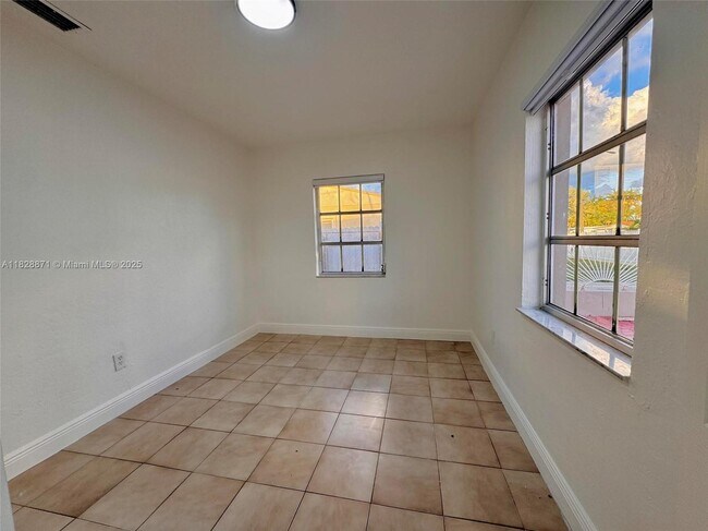 Building Photo - 541 E 38th St