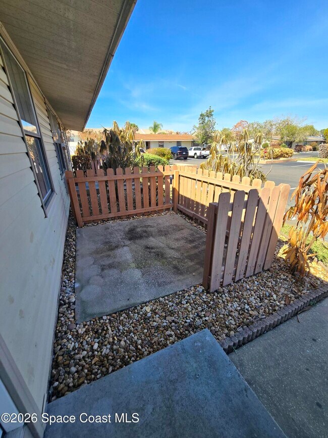 Building Photo - 1620 Bottlebrush Dr