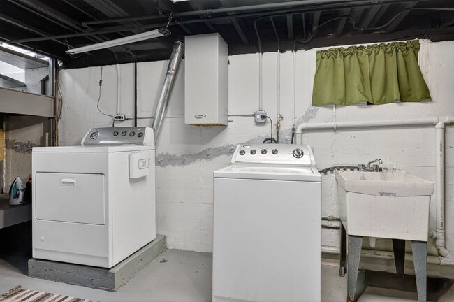 Building Photo - 102 E 56th St