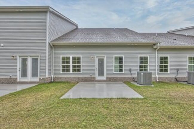 Building Photo - Beautiful LIKE NEW 3 Bed 2.5 Bath Townhome in Manchester!
