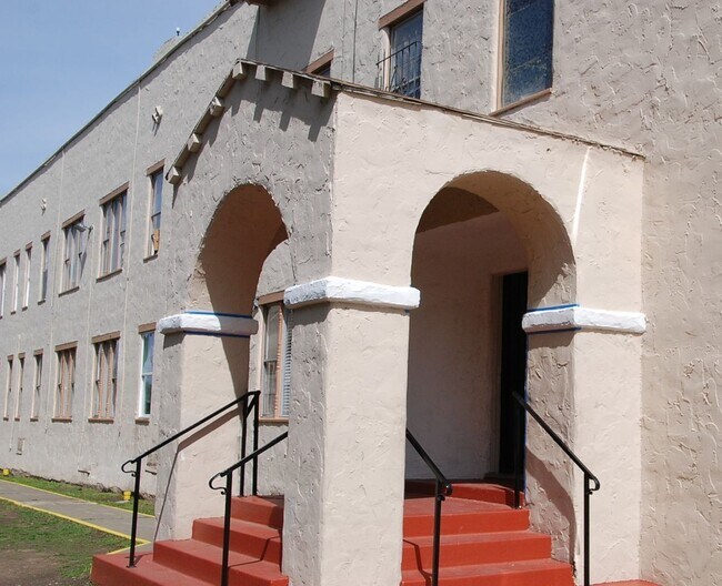 Building Photo - Newly Remodeled 3 Room Studio Apartment