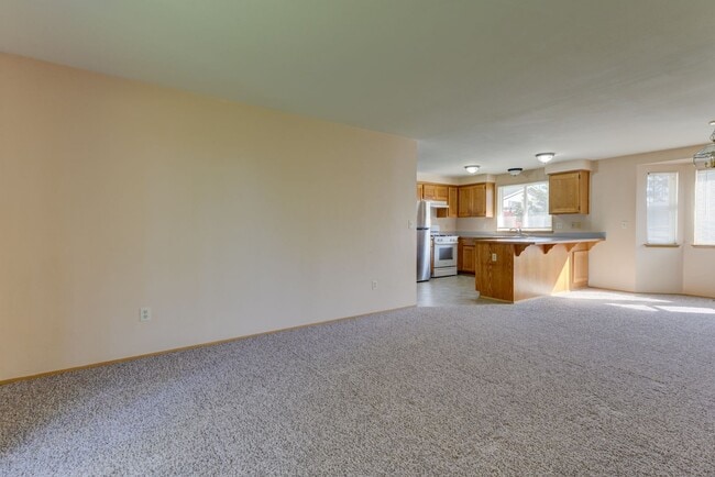 Building Photo - 3 Bed 2 Bath House with all new flooring!