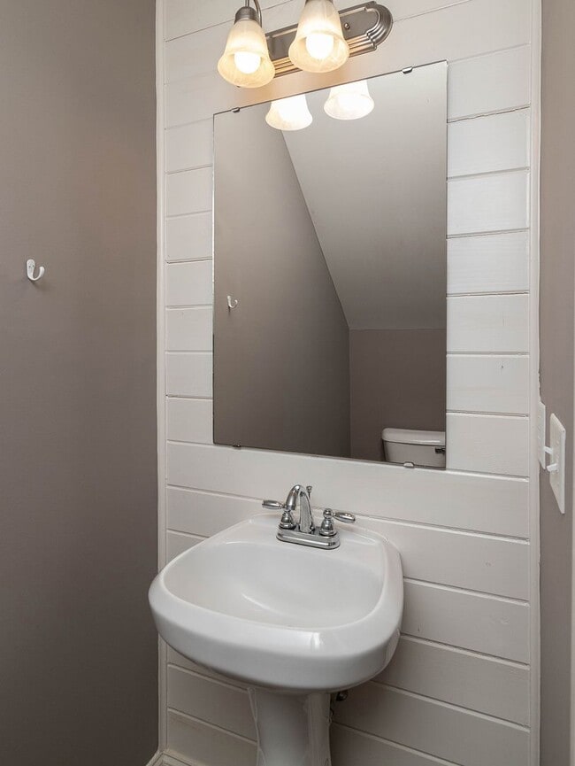 Building Photo - 530 Fifer Cir