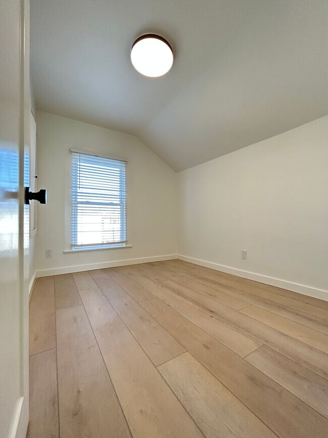 Building Photo - 3 Bed/1 Bath - Downtown Santa Barbara