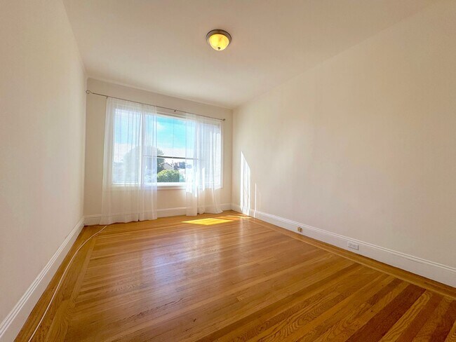 Building Photo - Marina: Bright Top Floor 1 Bed 1 Bath with...