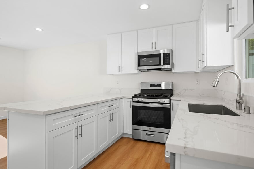 Building Photo - 7649 Thousand Oaks Dr