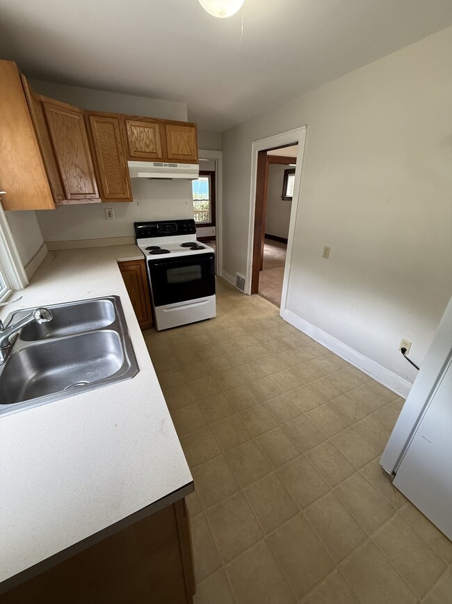 Building Photo - 536 Spicer Street