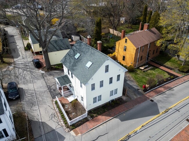 Building Photo - 19 Blossom St