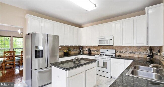 Building Photo - 9750 Granary Pl