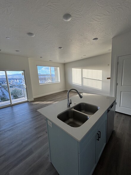 Building Photo - 5801 S Garnet Dr