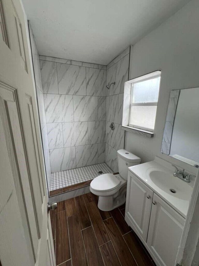 Building Photo - 708 NE 4th St