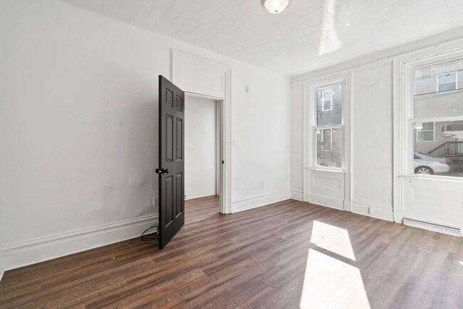 Building Photo - 2 bed 1 bath - great location, spacious, l...