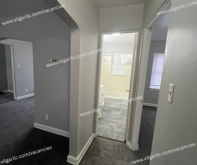Building Photo - Spacious & Updated 2 large bedrooms & 2 fu...
