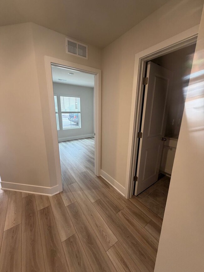 Building Photo - Newly Constructed 3bed/3.5 bath Townhome, ready in Fall!