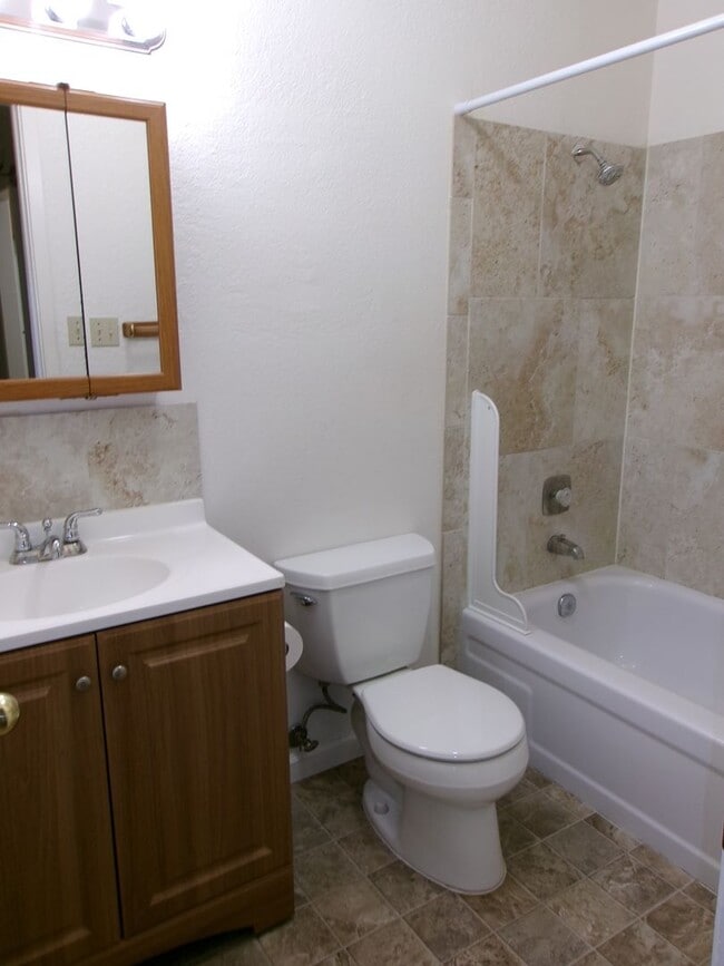 Building Photo - Well maintained 2 bedroom, 1 bath condo