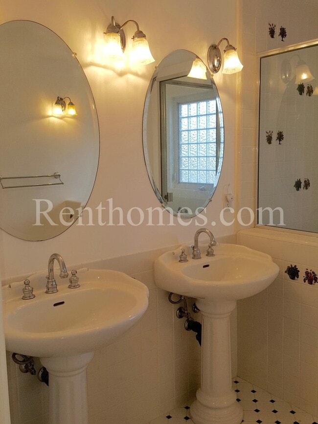 Building Photo - 9929 Via De Oro