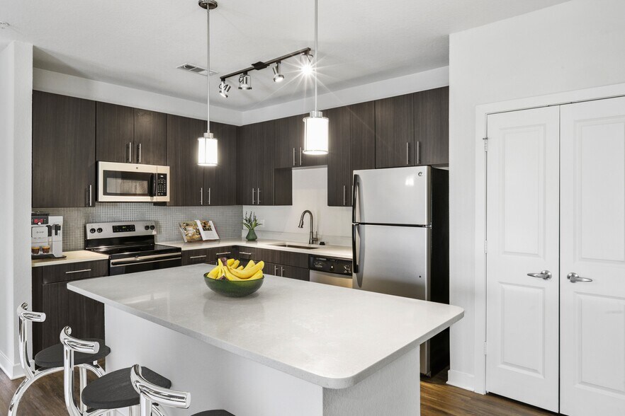 Building Photo - Lantower Brandon Crossroads