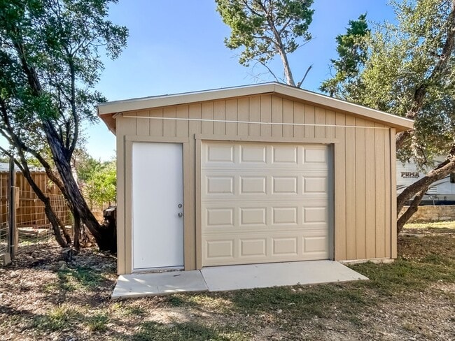 Building Photo - Move-In Ready Home Near Canyon Lake – Fres...