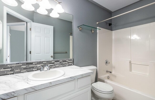 Building Photo - *FIRST MONTHS RENT FREE* 3 BED, 2 BATH MOD...