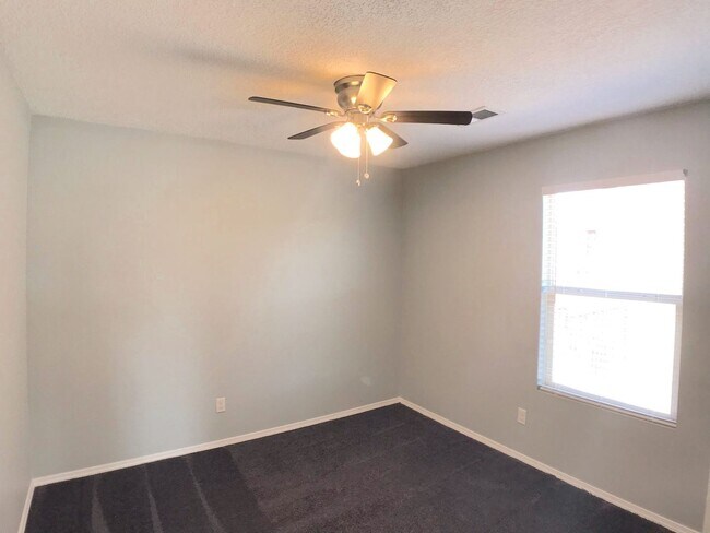 Building Photo - Don't miss out!  Beautiful 3 bedroom Los Lunas Home! Open Layout, spacious living room. Easy I-25...