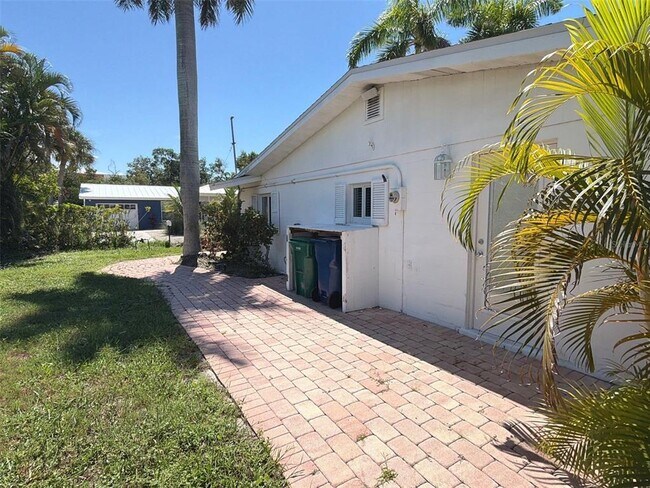 Building Photo - 561 Tarawitt Dr