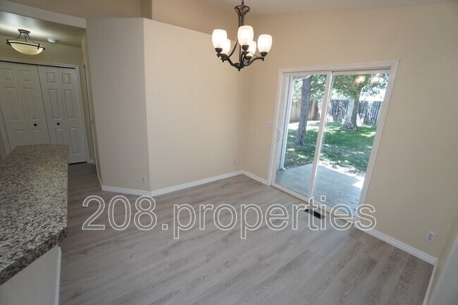 Building Photo - 5903 S Snowdrop Pl