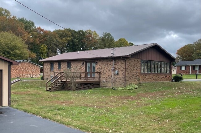 Building Photo - 10 Holland Ct