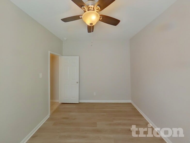 Building Photo - 825 Hawthorne Rd