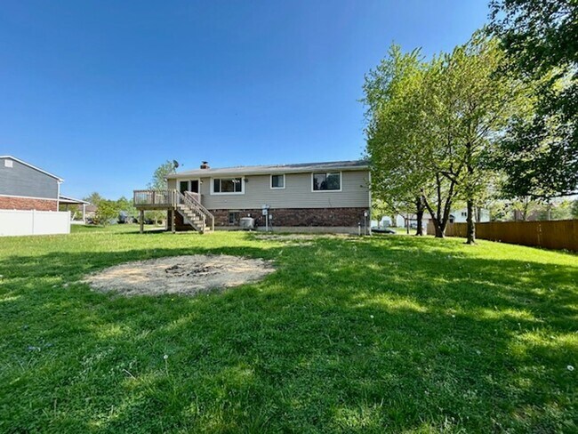 Building Photo - Welcome Home to This Beautifully Maintained Tri-Level Gem!